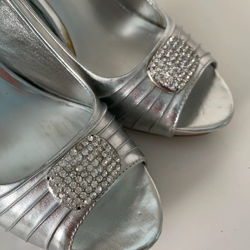 Lava•Elegant Silver Metallic Peep Toe Platform Pump-Size 7